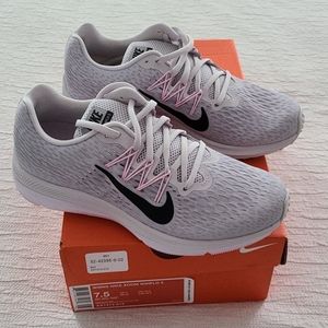 New WOMENS NIKE ZOOM SNEAKERS